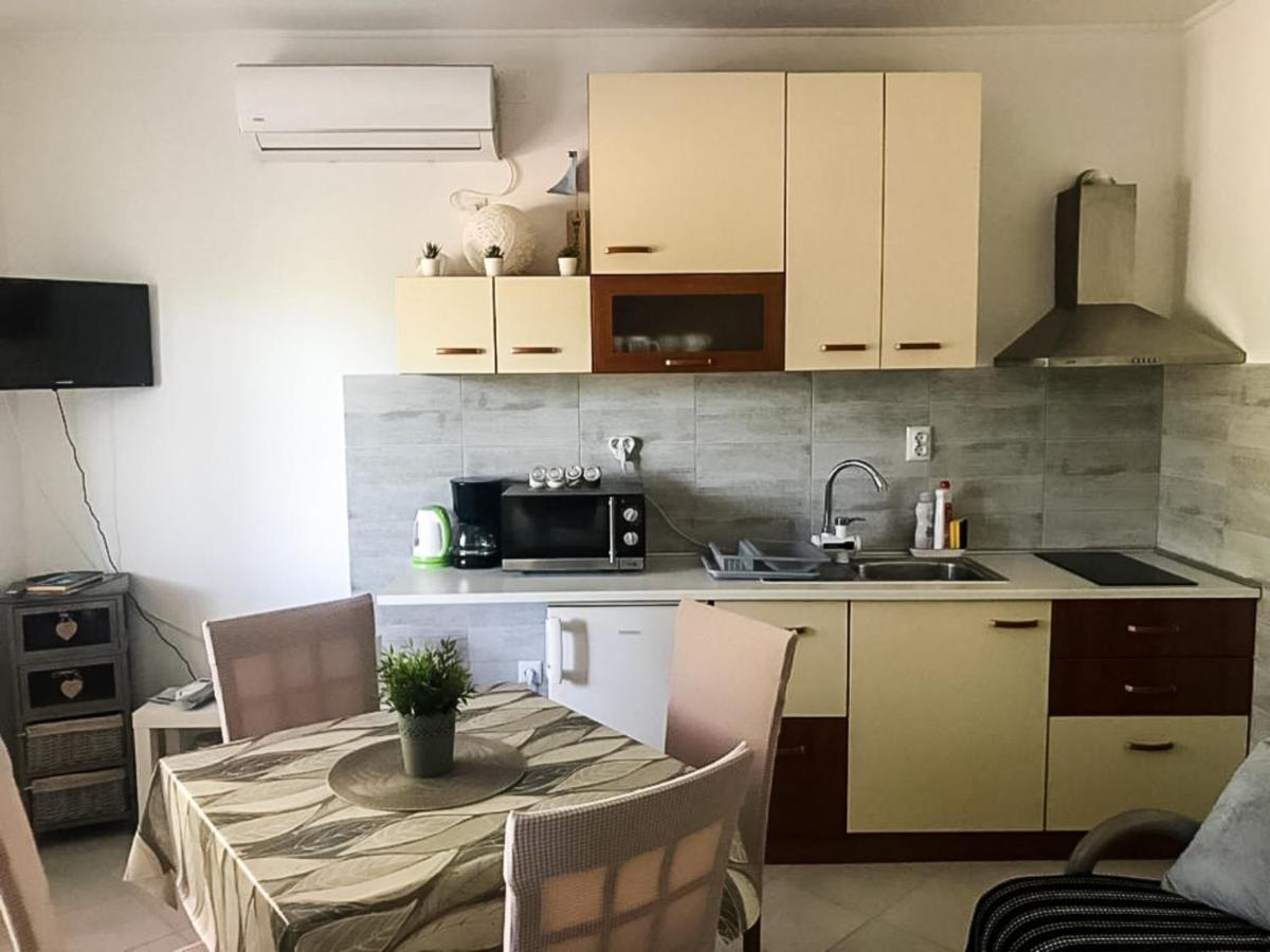 מרינה Apartments Sea Star Ivana מראה חיצוני תמונה