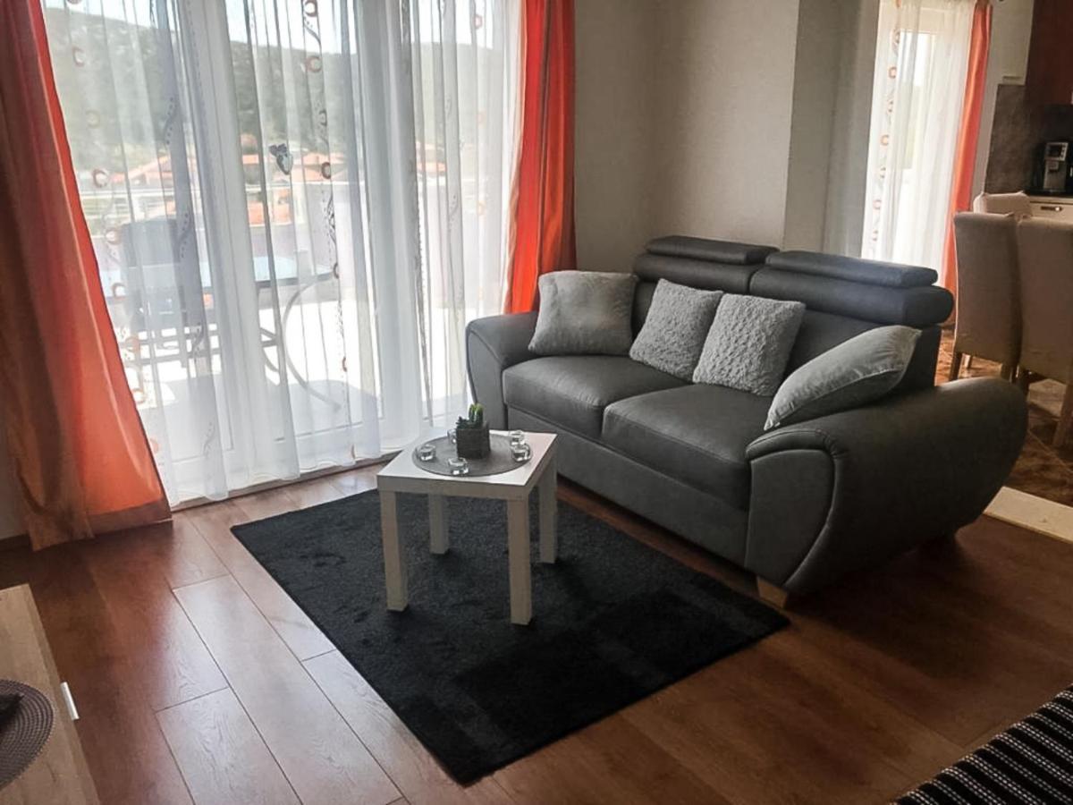 מרינה Apartments Sea Star Ivana מראה חיצוני תמונה