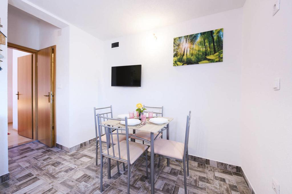 מרינה Apartments Sea Star Ivana מראה חיצוני תמונה